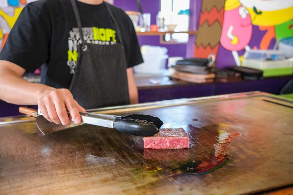 意気感ステーキ丼の肉を鉄板で焼いているところ2