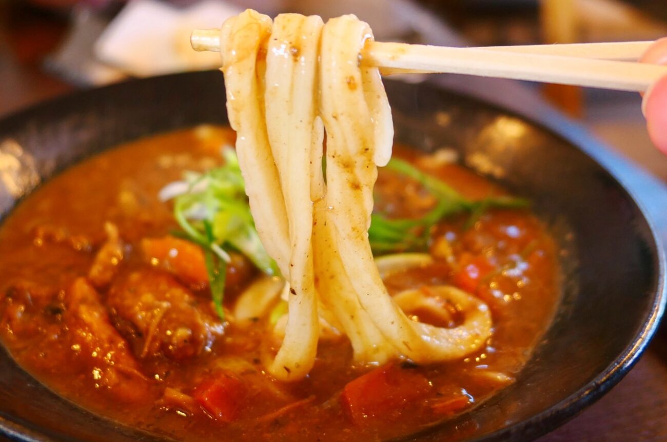 いりこブイヨンの黒カレーうどんの麺