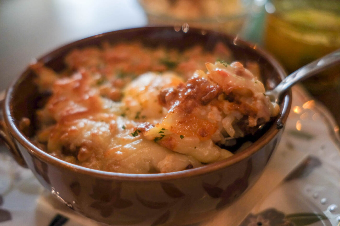 ラトープのミートソースドリアをスプーンですくったところ