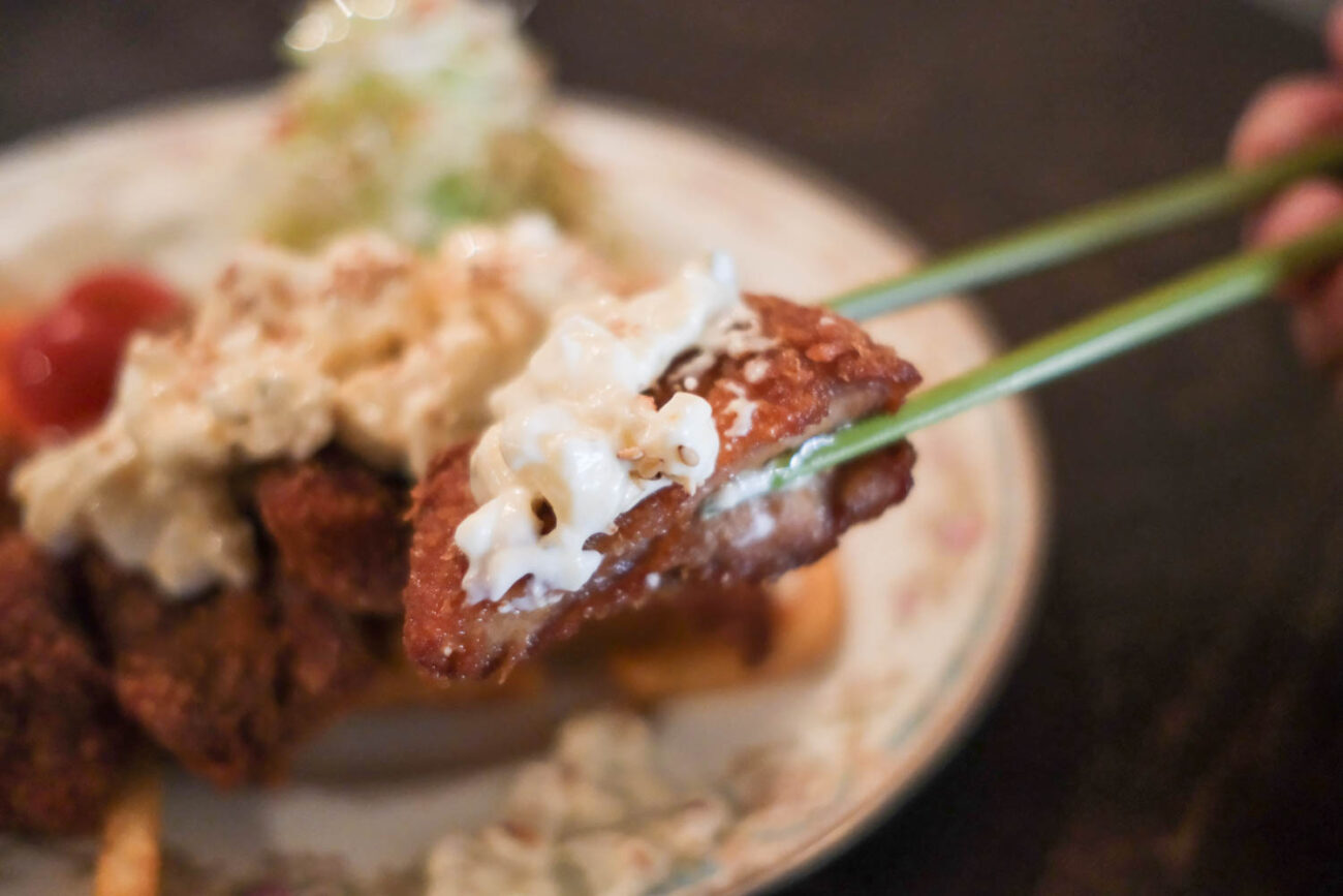 カフェ･ラ･トープ(cafe la taupe)のチキンカツにタルタルソース定食のアップ写真