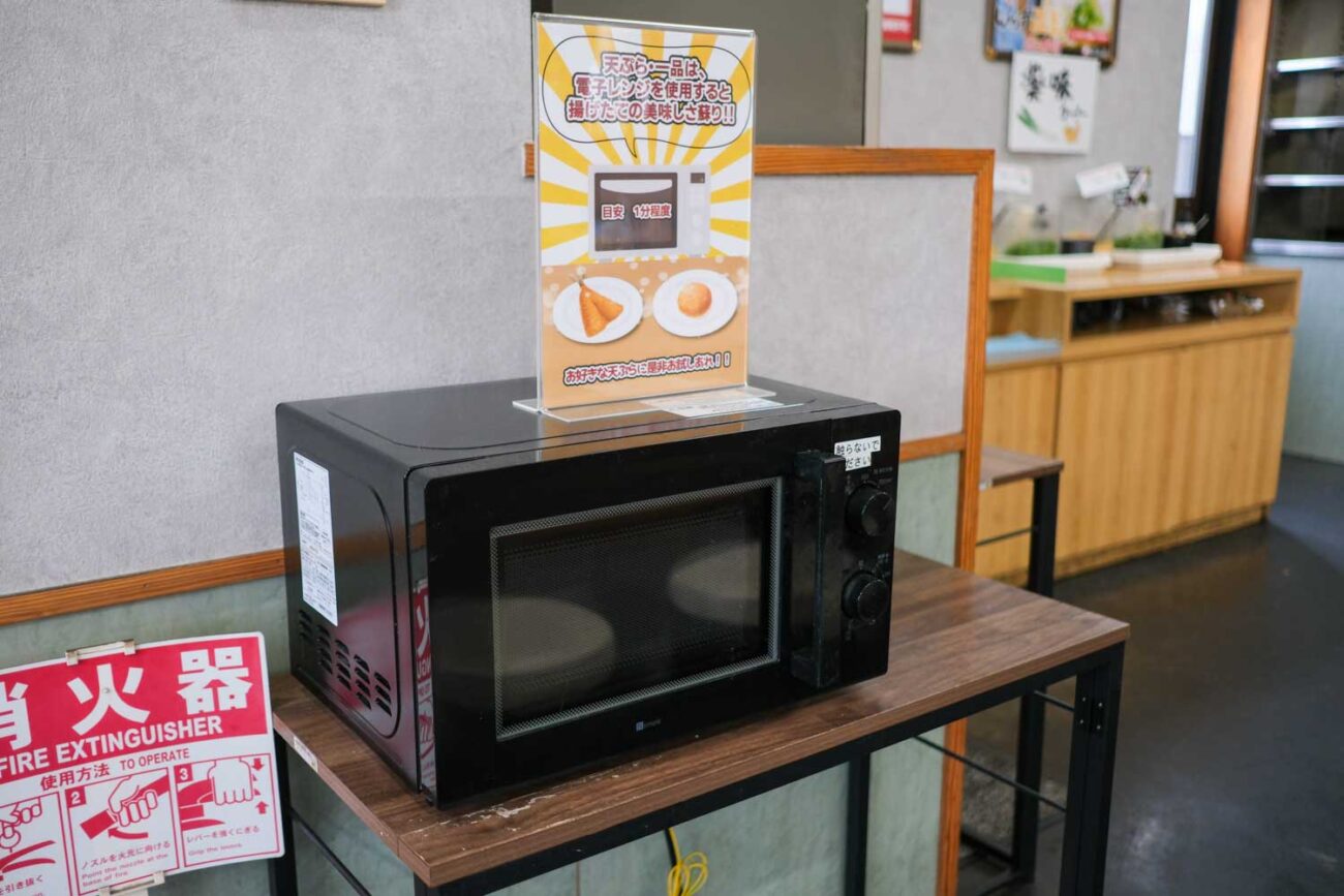 めりけんや丸亀店に設置された電子レンジ