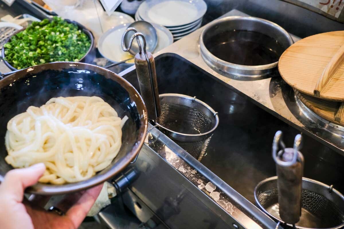 うどんを自分で温めるところの画像