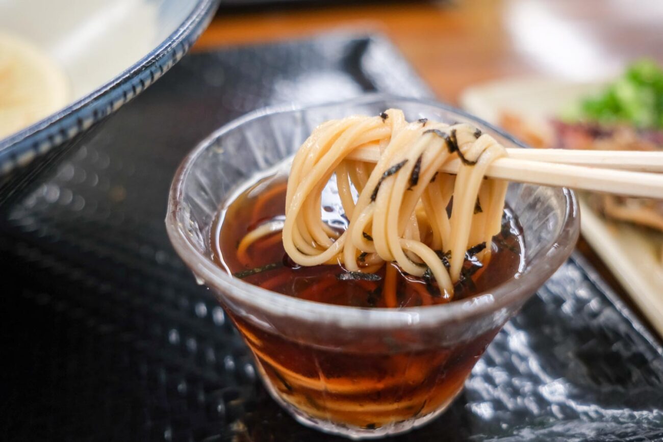 縁やのざるラーメンをつけダシにつけて食べているところ