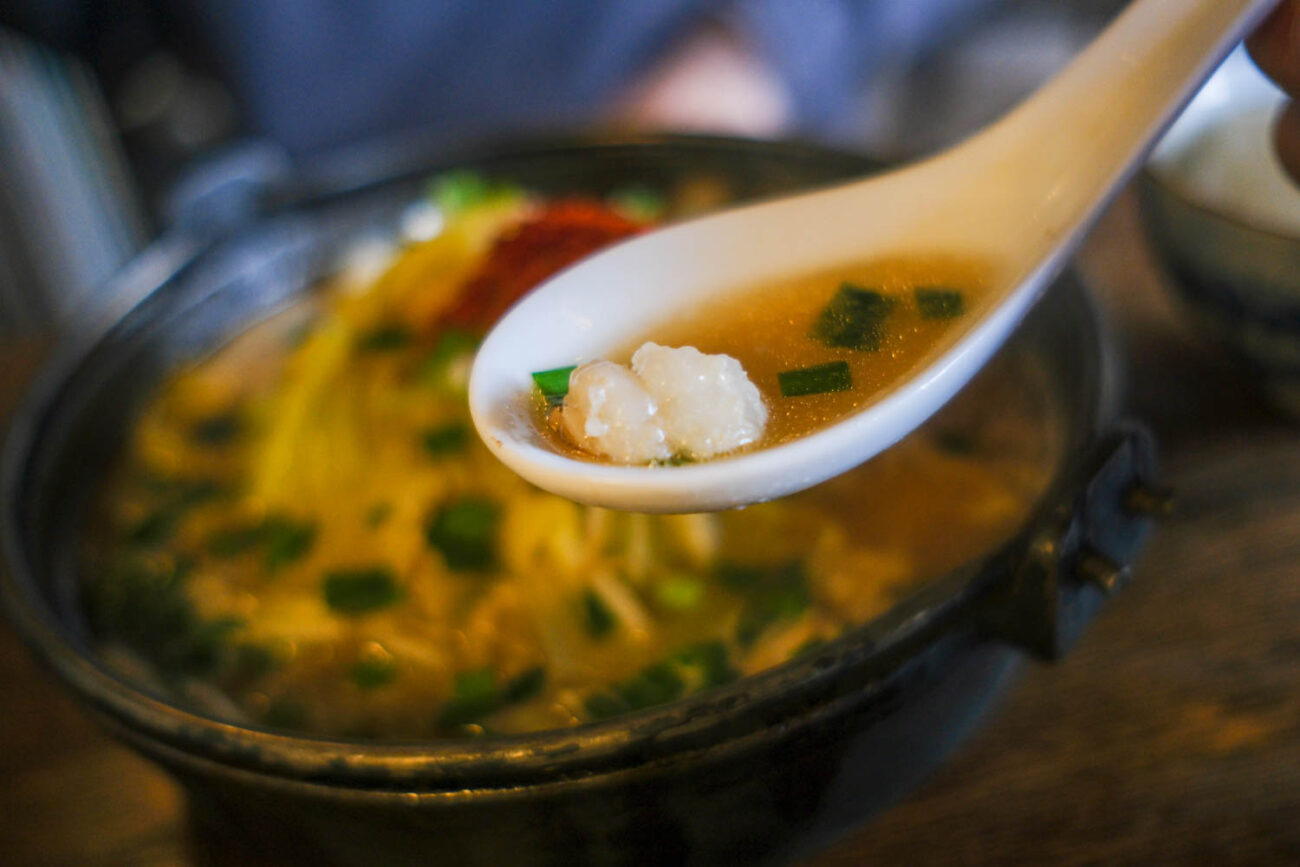 カラシヤクラシックオロチョンラーメンのスープとホルモン