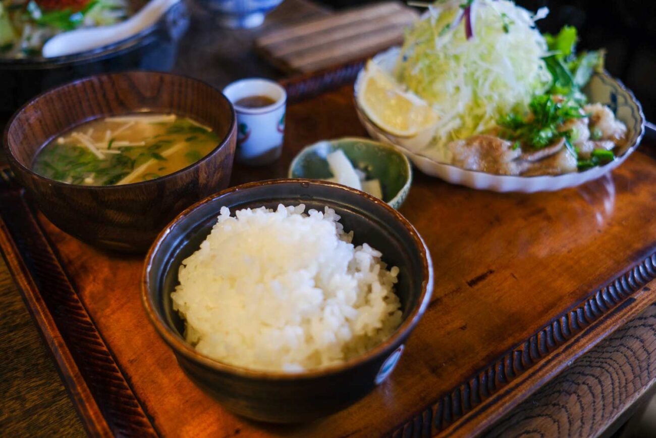 カラシヤクラシックの塩ホルモン定食