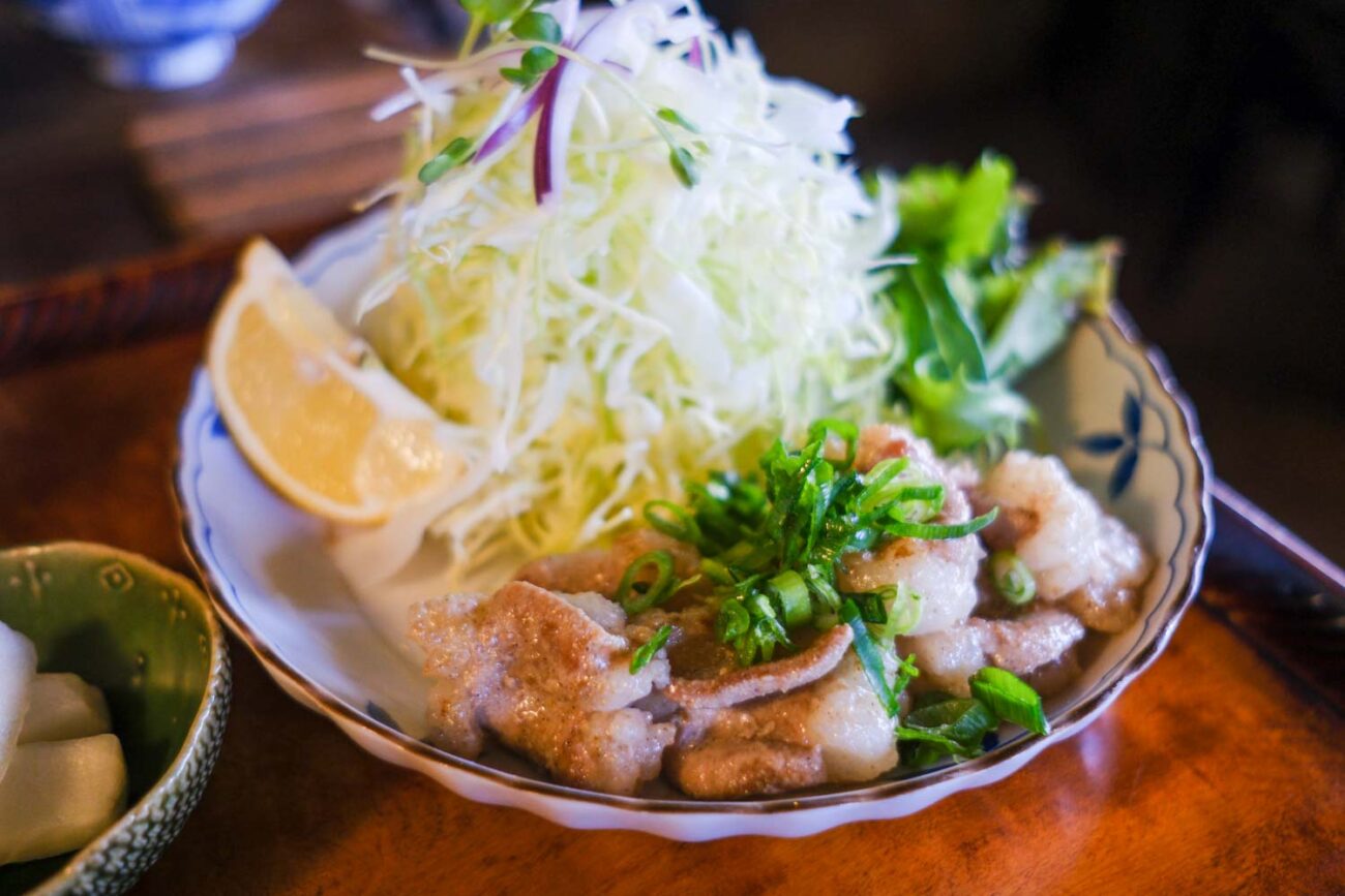 カラシヤクラシック塩ホルモン定食のおかずアップ写真