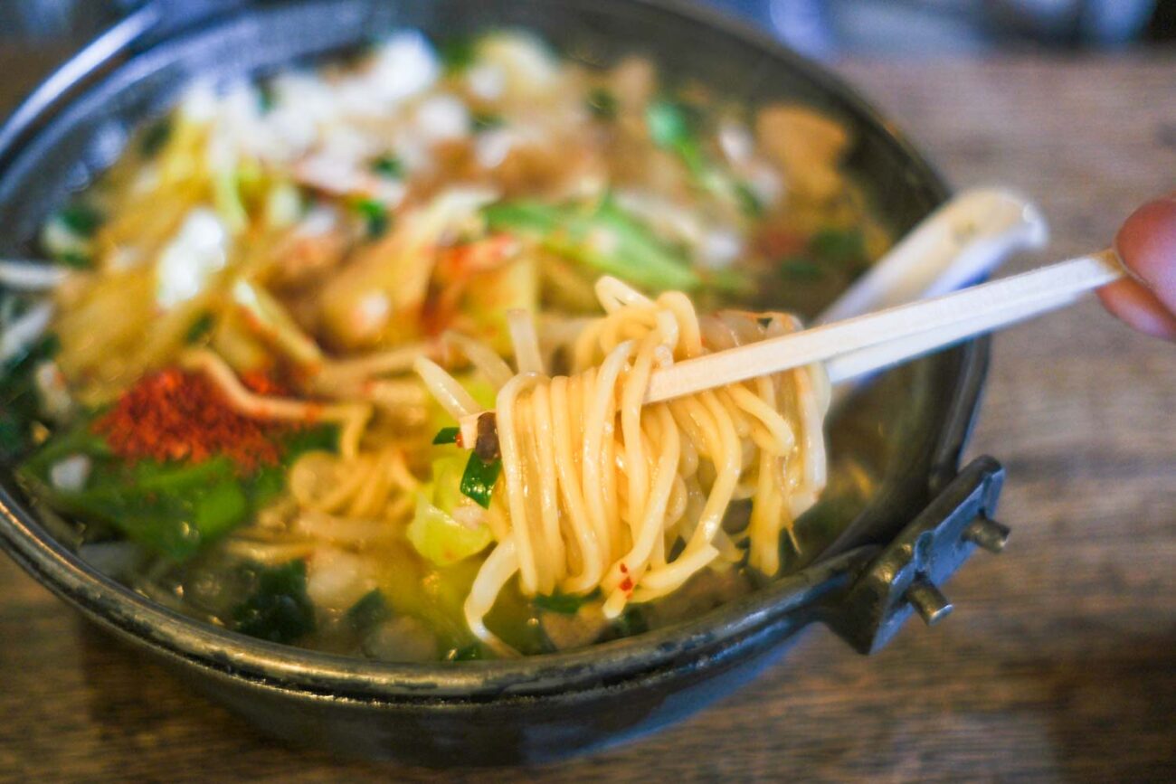 カラシヤクラシックオロチョンラーメンの麺